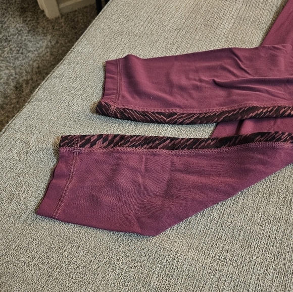 Lululemon Athletica Dark Pink Black Yoga Gym Athleisure Leggings Size 2 - Picture 3 of 7